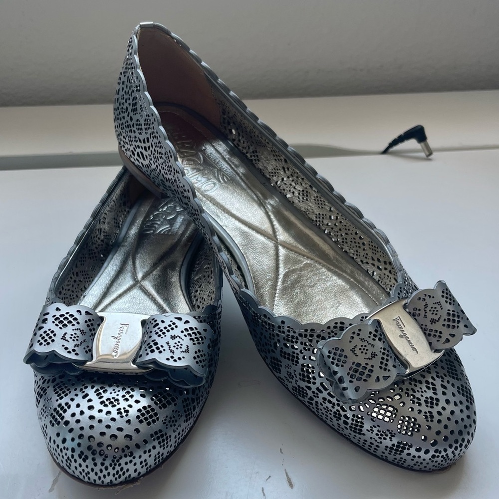 Salvatorre Ferragamo Varina Ballet Flats - Silver cutout - Size 6